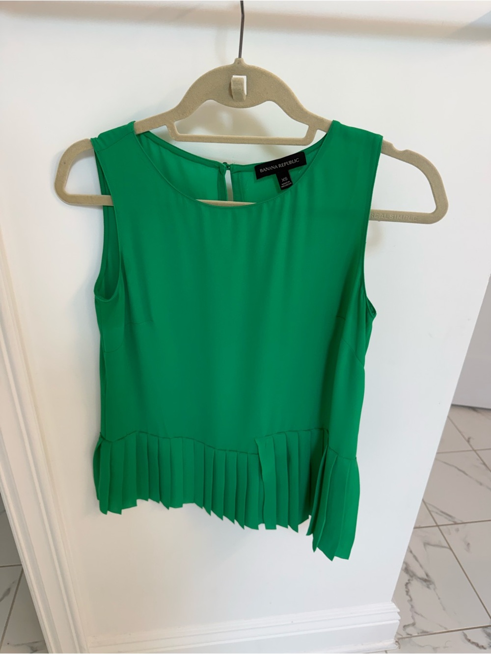 Banana Republic Bright Green Sleeveless Pleated Hem Camisole